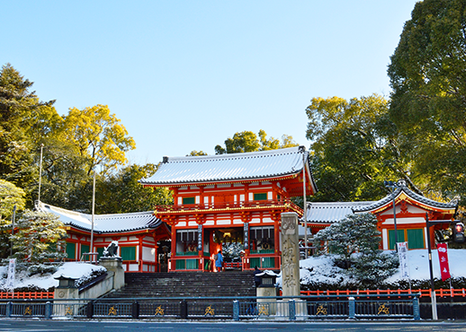 冬の八坂神社楼門