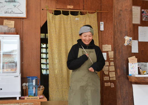 「銘木カフェSHIKI」店長、山川智恵里さん